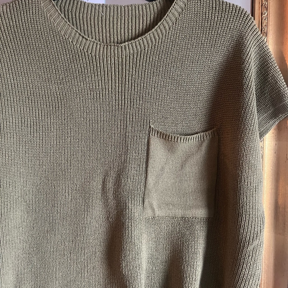 Short sleeve sweater